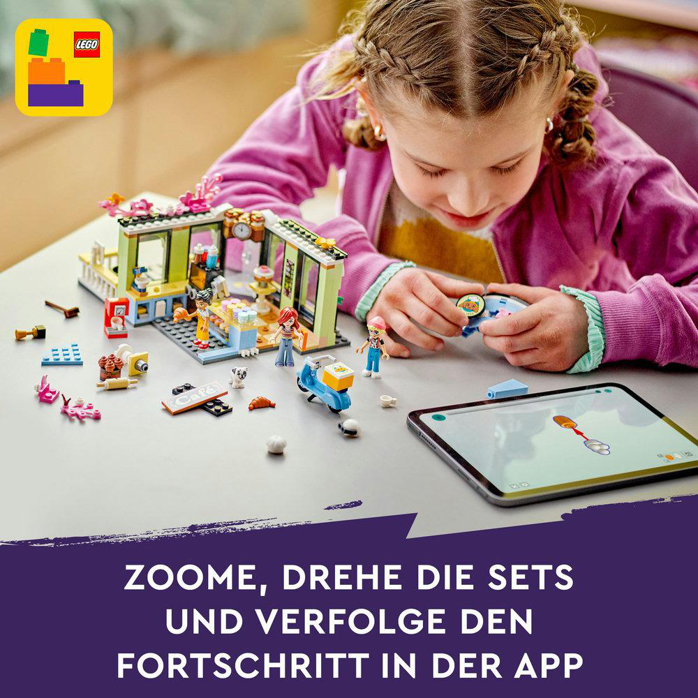 Mädchen mit einem Lego-Set, das ein Tablet verwendet, baut.