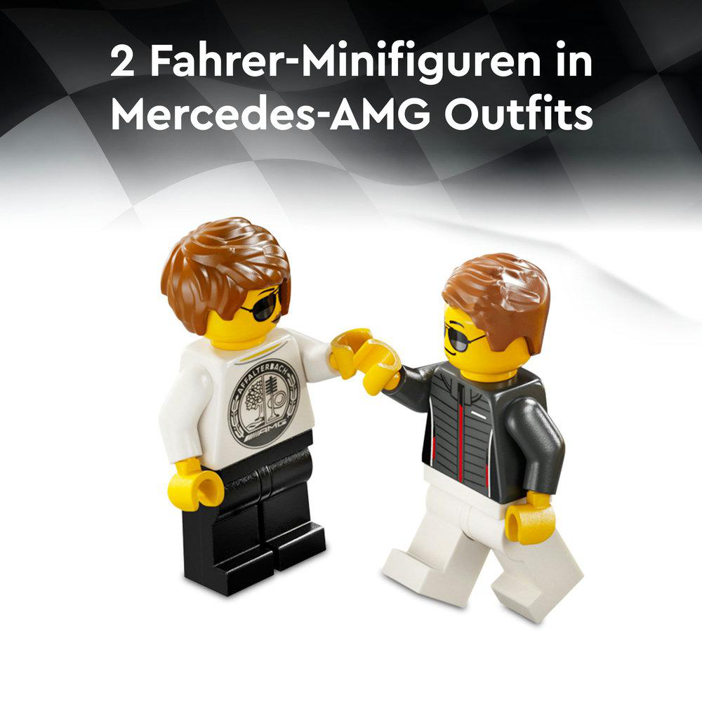 Zwei Lego-Minifiguren in Mercedes-AMG-Outfits machen einen Faustgruß. Einer trägt ein weißes Hemd.