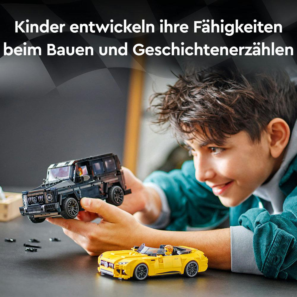 Junge hält Lego-Autos: schwarzer SUV und gelber Sportwagen. Text auf Deutsch über Bauen.