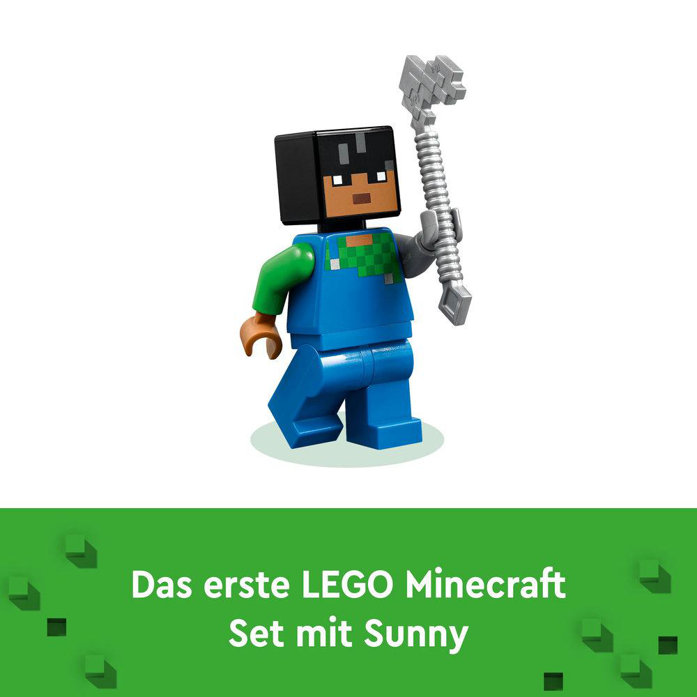 Eine Lego Minecraft Sunny-Figur mit Spitzhacke, auf grüner Basis mit Blöcken.