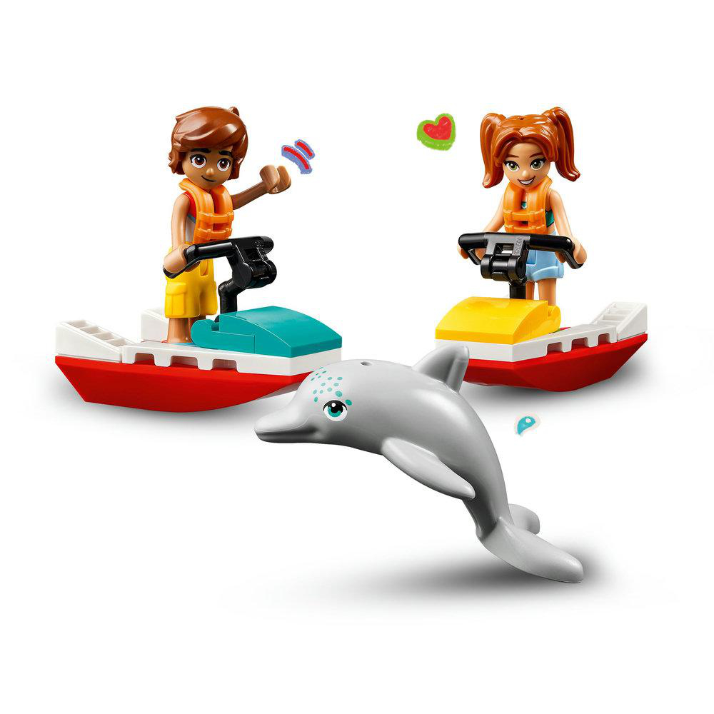 Zwei Lego-Figuren auf Jetskis. Ein Delfin springt heraus. Zwei Herzen und ein paar Wasserspritzer sind sichtbar.