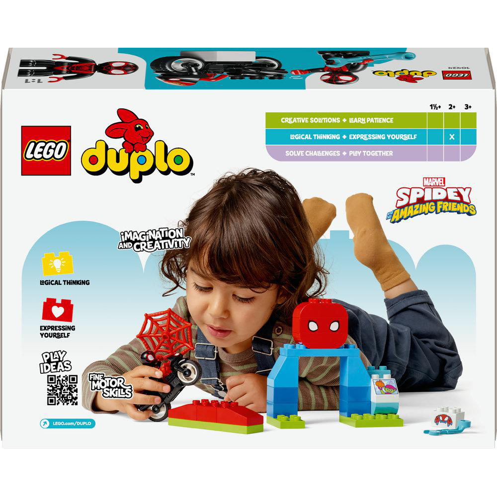 Ein Kind spielt mit Lego Duplo Blöcken. Die Box zeigt Lego Duplo und Marvel Spidey.