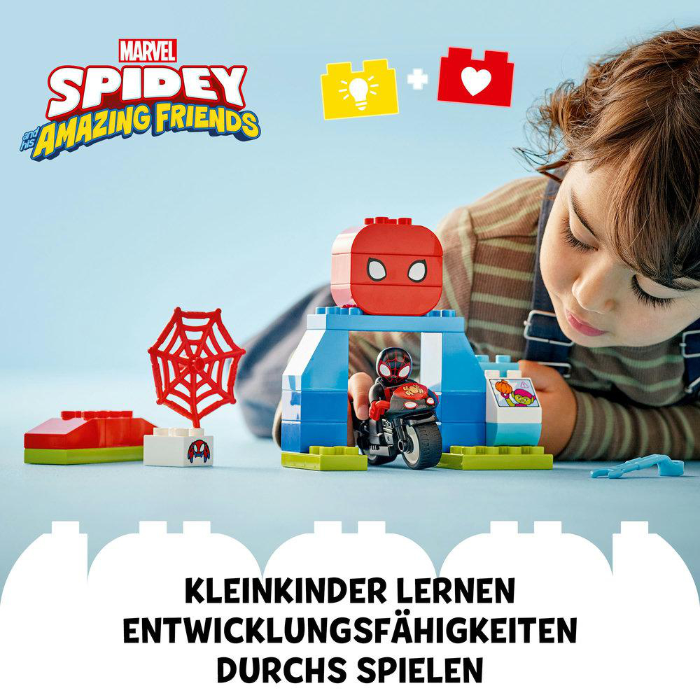 Ein Kind spielt mit einem Lego-Set mit Spidey und Freunden Charakteren und einem Motorrad.