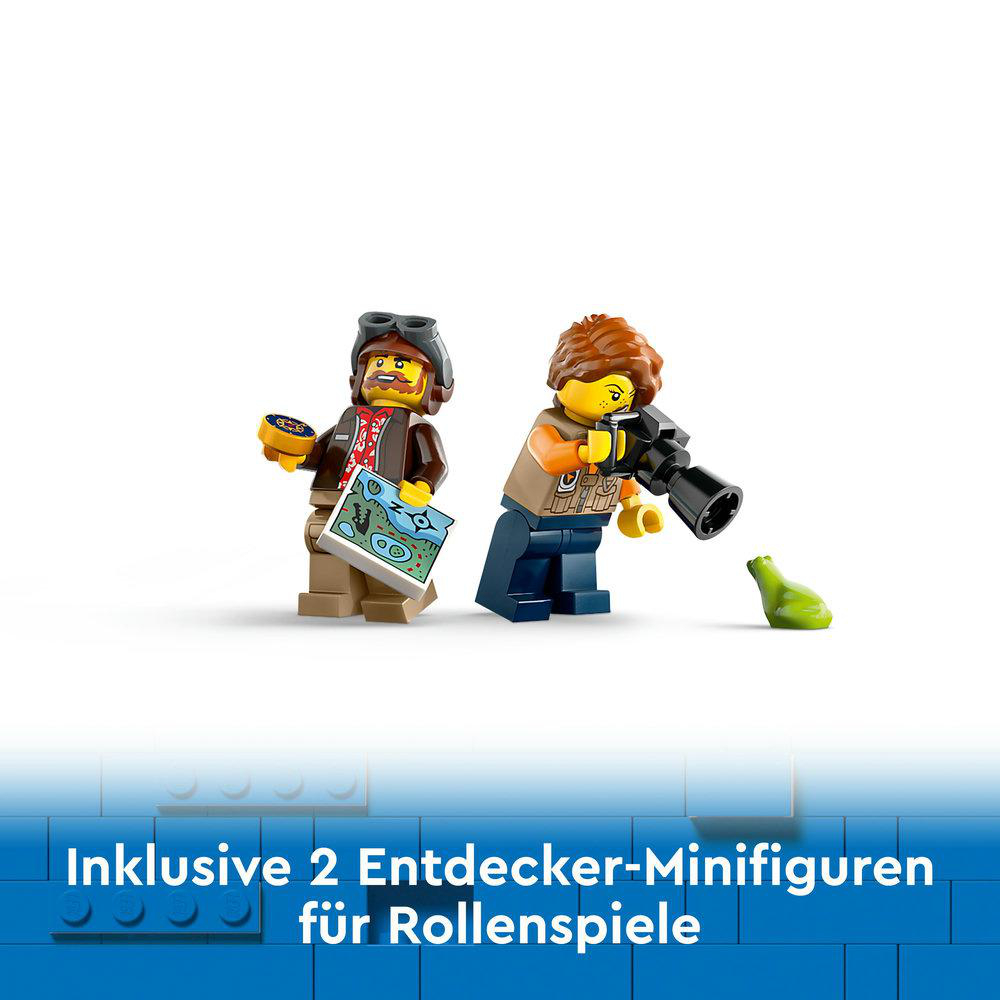 Zwei Lego-Figuren, ein Mann mit Karte und eine Frau mit Kamera, in der Nähe eines Frosches.