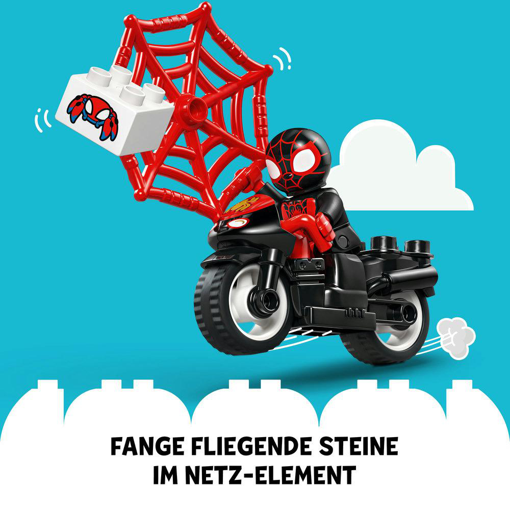 Lego-Set mit Spider-Man auf Motorrad, der ein Netz auf einen weißen Stein mit Logo abfeuert.