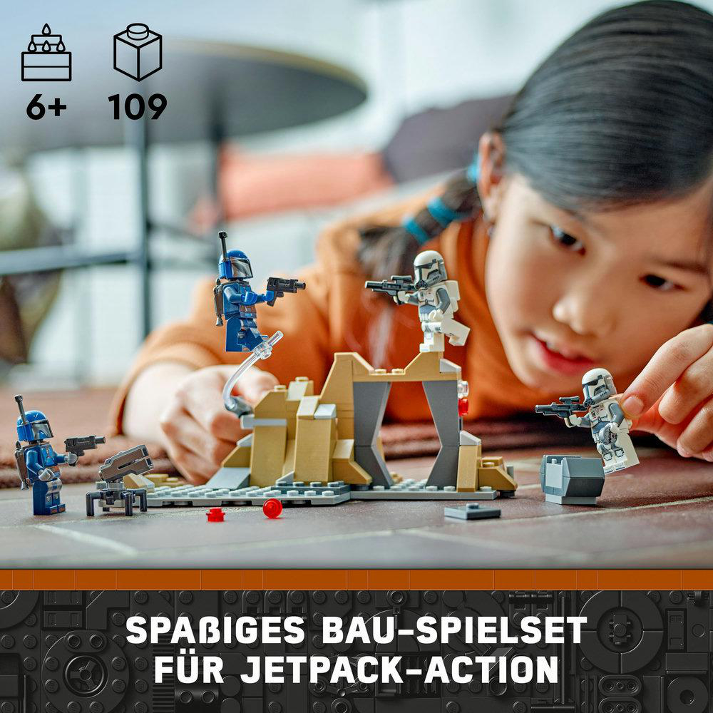 Ein Mädchen spielt mit einem Lego-Set, Lego Star Wars. Das Lego-Set zeigt Truppen.