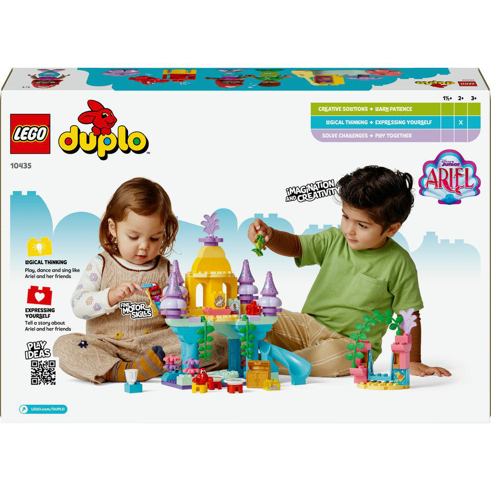 Zwei Kinder spielen mit einem Lego Duplo Set. Ein farbenfrohes Schloss steht im Mittelpunkt.
