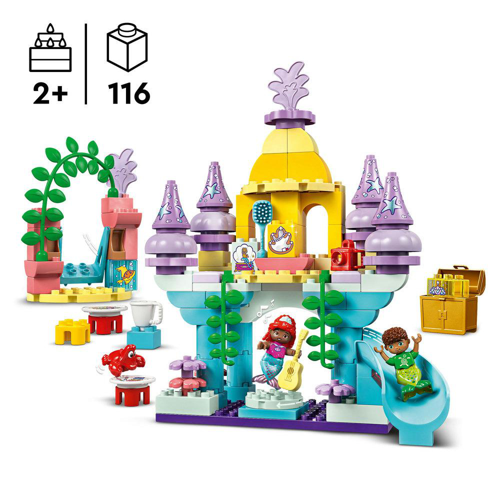 Lego-Set eines Meerjungfrauen-Schlosses. Enthält Meerjungfrauen, eine Rutsche und Zubehör auf weißem Grund.