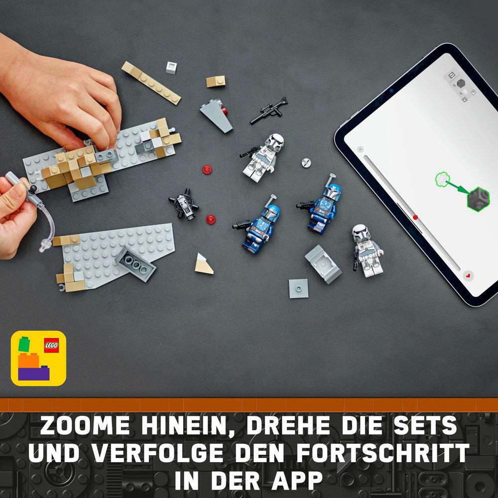 Hände bauen ein Lego-Set mit Mini-Figuren und einem Tablet mit Anweisungen zusammen. Das Set ist auf einer dunklen Oberfläche.