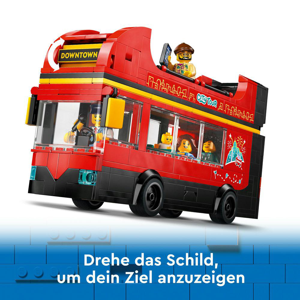 Ein roter Lego-Bus mit Figuren im Inneren und einem Schild mit der Aufschrift „Downtown“ oben drauf.