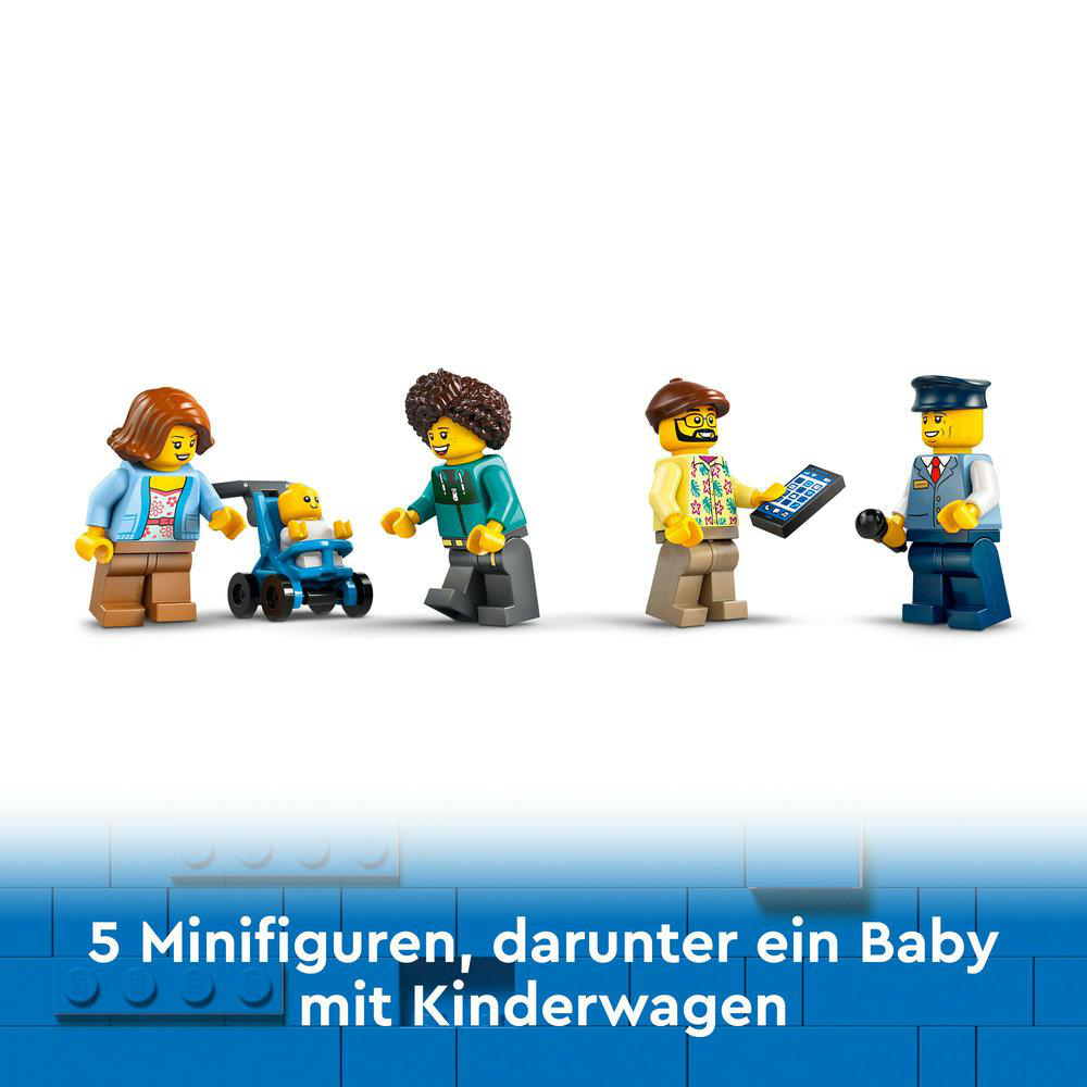 LEGO-Minifiguren, darunter ein Baby im Kinderwagen, und andere Figuren mit Zubehör auf blauem Untergrund.