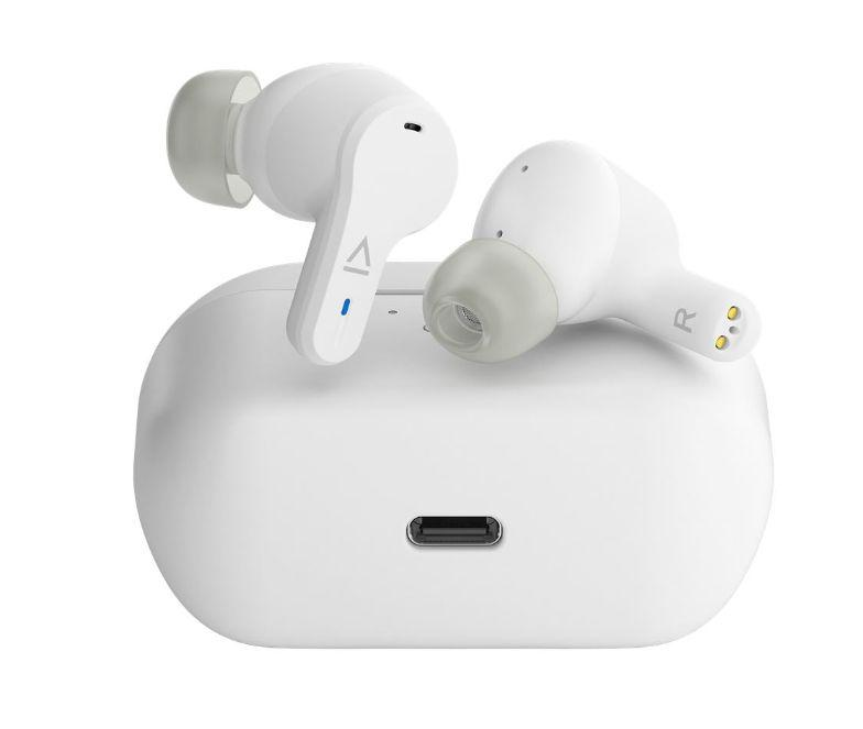 Białe bezprzewodowe słuchawki z etui ładującym. Każda słuchawka ma unikalny design.