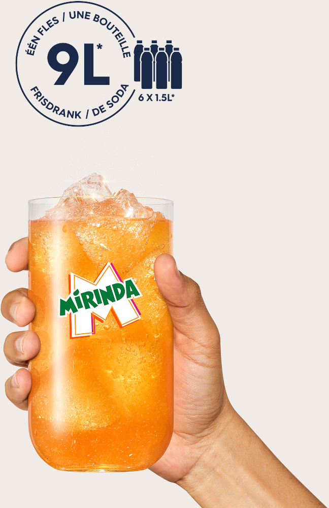 Main tenant un verre de Mirinda. Boisson orange avec de la glace. Logo Mirinda visible.