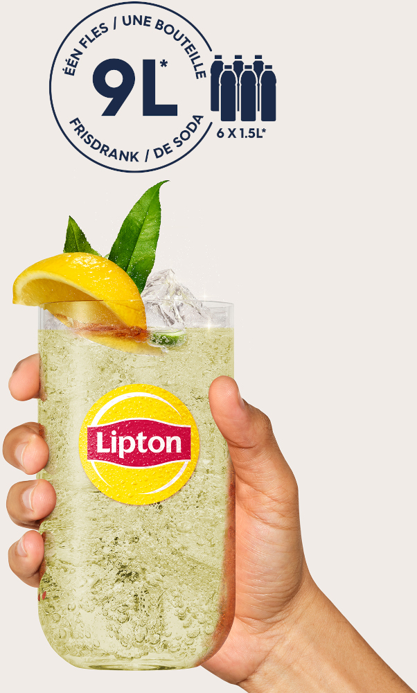 Une main tient un verre de soda vert avec de la glace. Il y a un logo Lipton sur le verre. Une bouteille est visible.