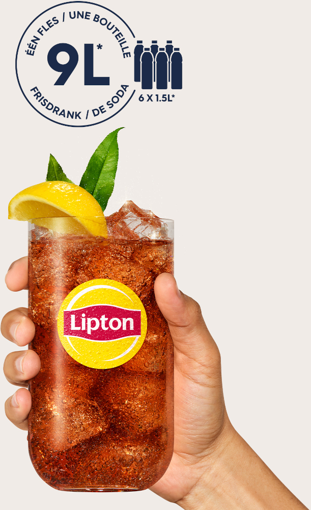 Main tenant un verre de thé glacé, tranche de citron et logo Lipton, avec texte et bouteille de soda.