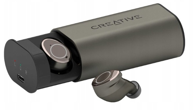 Słuchawki douszne z etui ładującym. Etui jest oliwkowozielone, a słuchawki są w etui i jedna na zewnątrz.