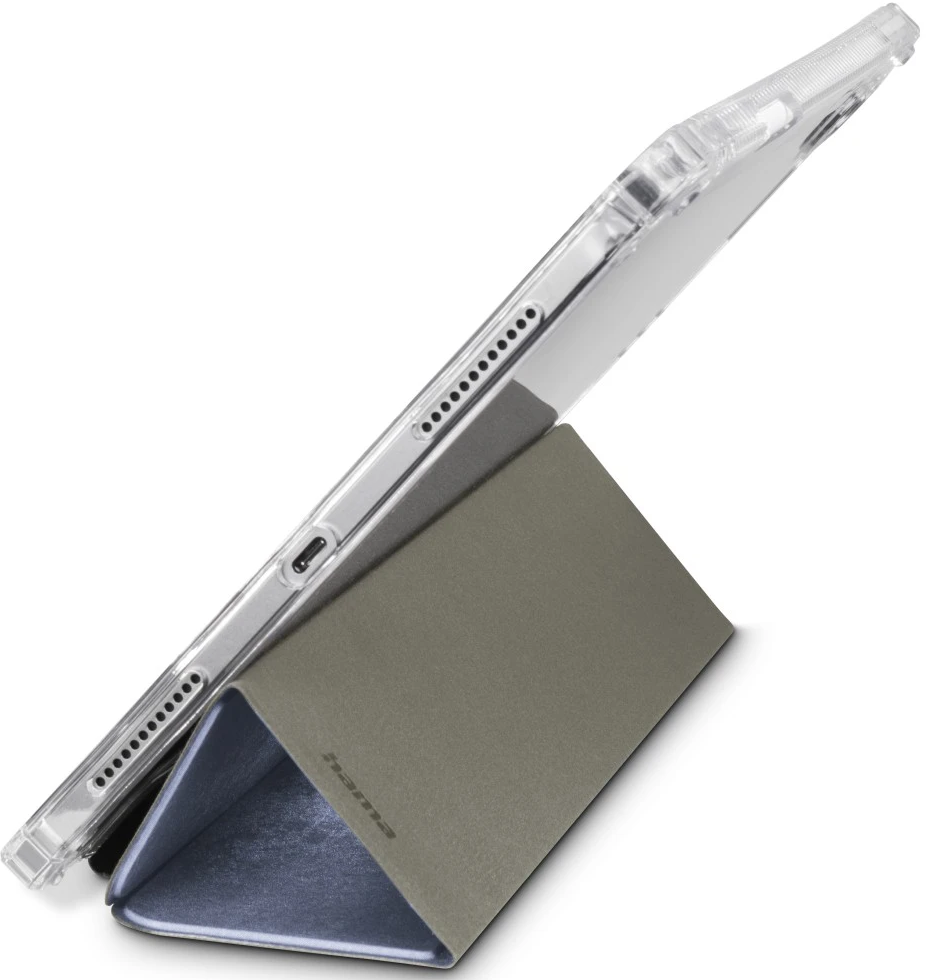 Tablet in custodia trasparente, sorretto da un supporto triangolare verde oliva. Sfondo bianco.