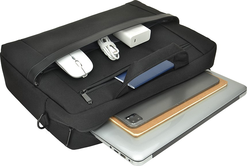 Ein schwarzer Laptop, eine weiße Maus, ein Ladegerät und ein Tablet in einer offenen schwarzen Aktentasche.