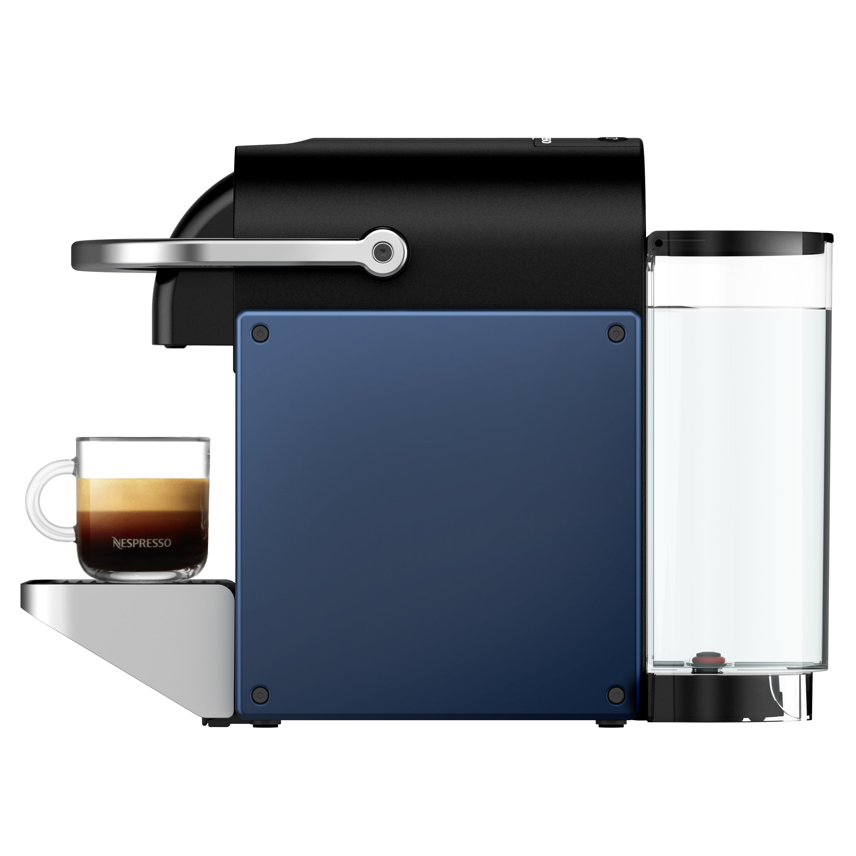 Siyah ve mavi bir Nespresso kahve makinesi, şeffaf su tankı ve bir bardak espresso.