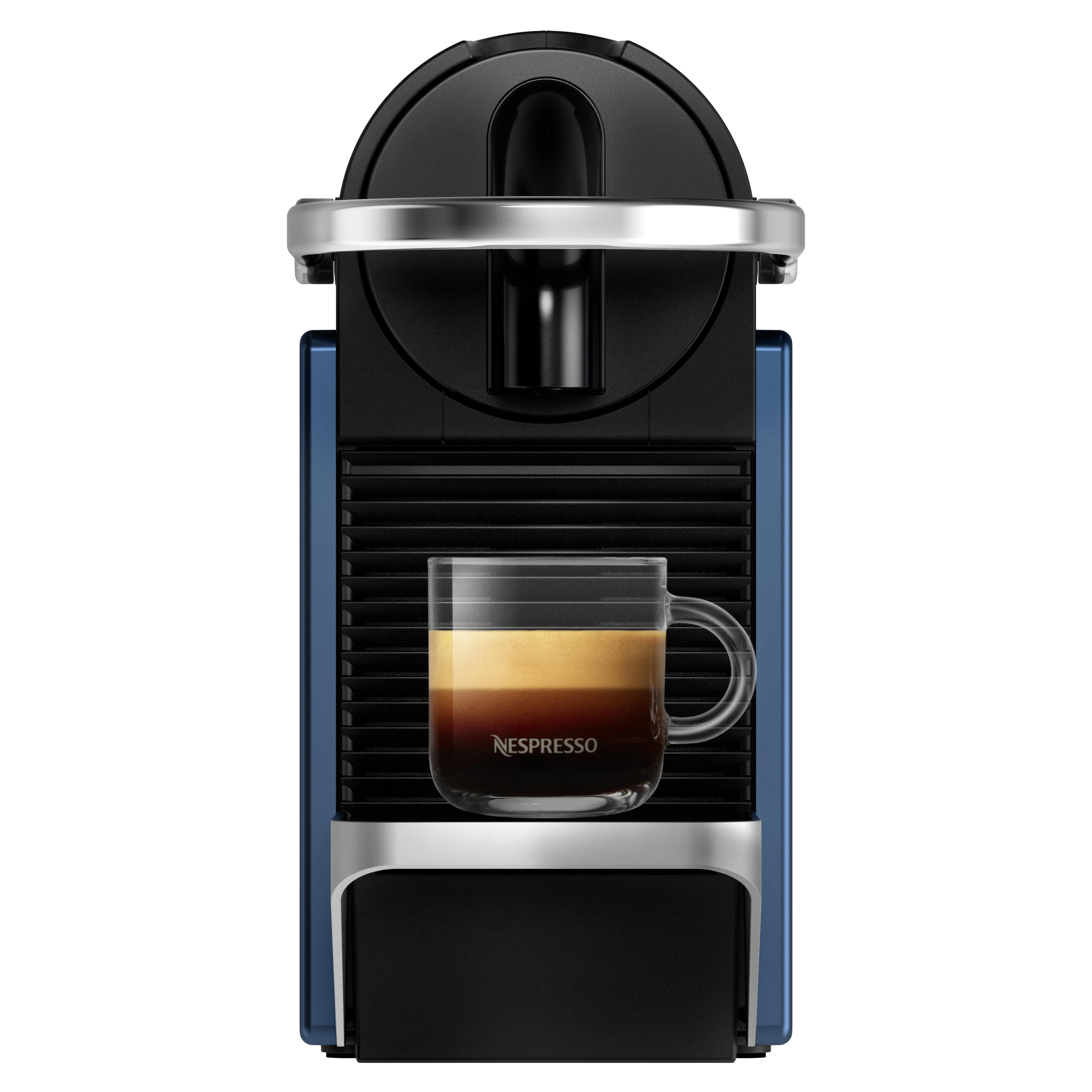 Koyu mavi bir Nespresso kahve makinesi, kahve dolu bir cam bardak ile.