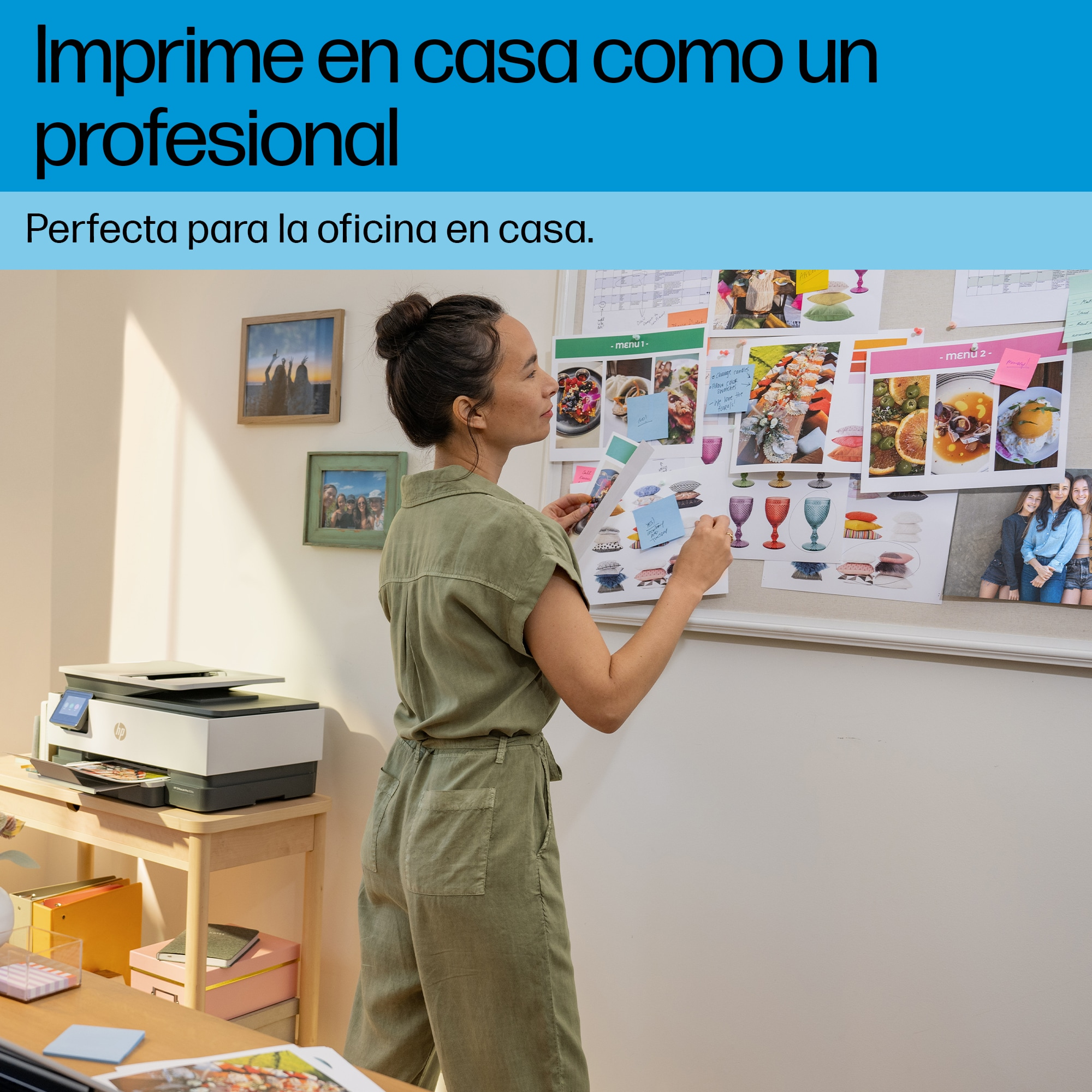 Una mujer trabaja en una pizarra con ideas de menú impresas.
