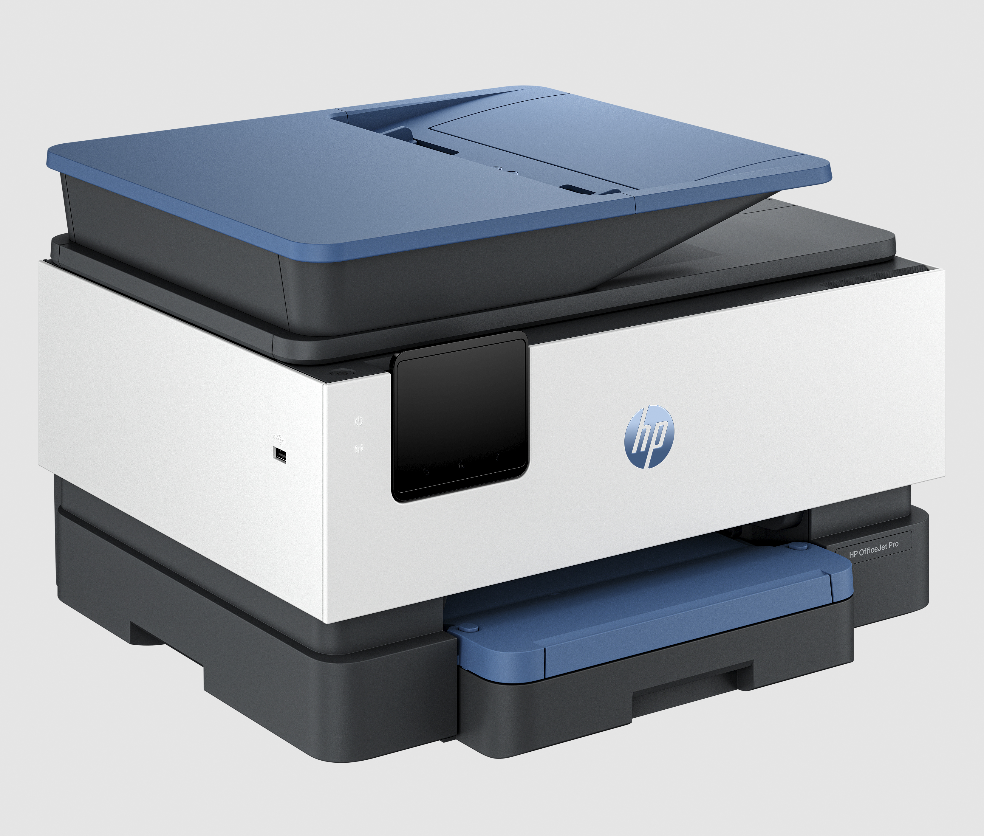 Impresora HP OfficeJet Pro blanca y azul. Tiene una bandeja de salida y un escáner en la parte superior. Logotipo de HP visible.