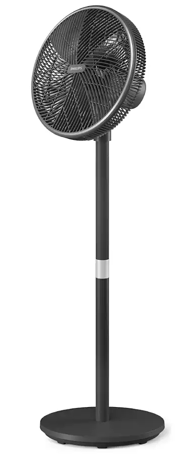 Czarny wentylator stojący. Ma okrągłą podstawę i głowicę wentylatora. Wentylator jest na białym tle.