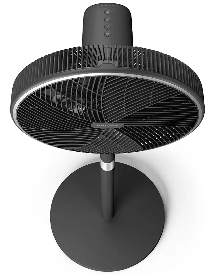 Czarno-szary wentylator stojący. Wentylator ma okrągłą głowicę i wysoki, cienki stojak.