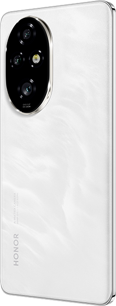 Egy fehér Honor telefon közeli képe fekete kameramodullal.