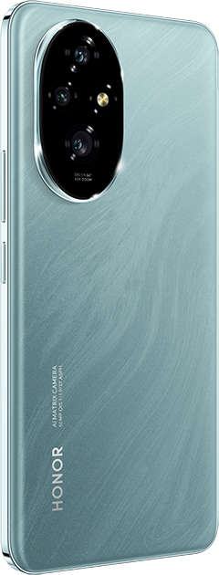 Vil ágoszöld Honor telefon hátlapja. Nagy ovális kameramodul három lencsével és vakuval.