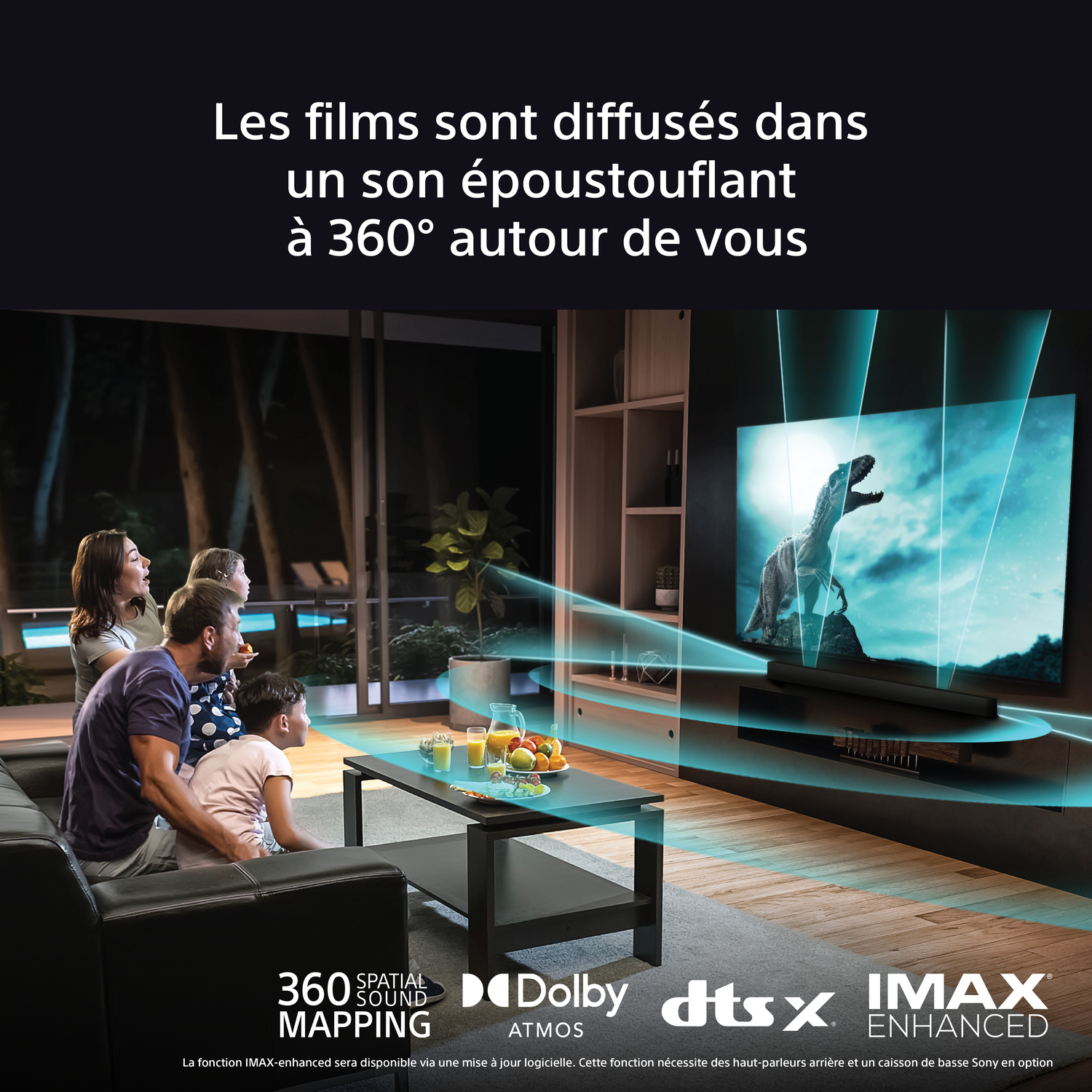 Famille regardant la télé avec scène de dinosaures, texte sur la qualité audio.