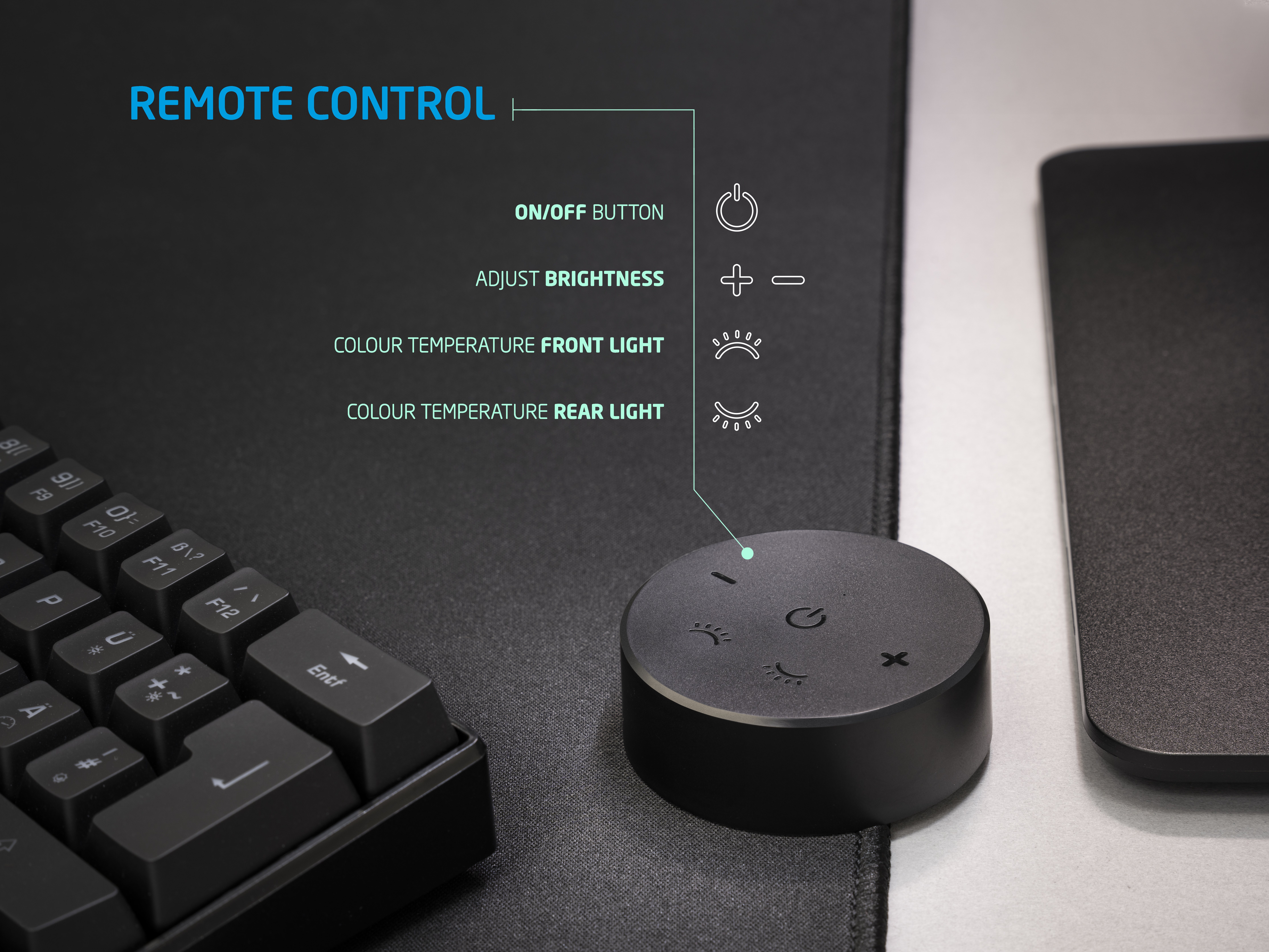 Télécommande noire avec boutons et étiquettes pour marche/arrêt, luminosité et lumière.