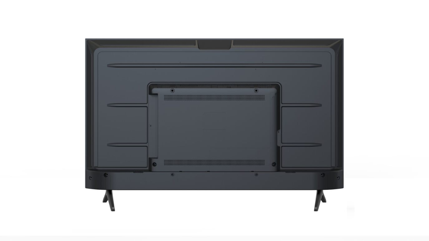 La parte trasera de un televisor negro. Tiene puertos de conexión y un soporte.
