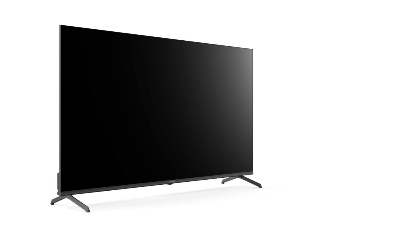 Un televisor de pantalla plana negro, vista en ángulo, con dos patas. El fondo es blanco.