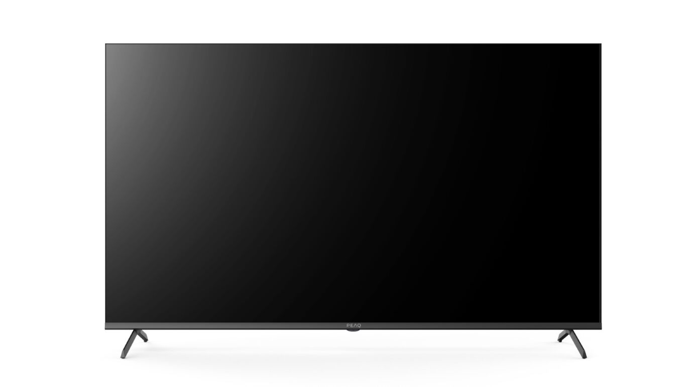 Una pantalla de televisión negra grande con un soporte simple y fondo blanco.
