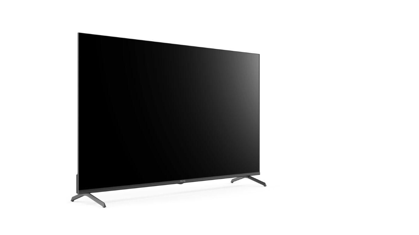 Televisor de pantalla plana negro grande, fondo blanco. El televisor se apoya en dos patas metálicas.