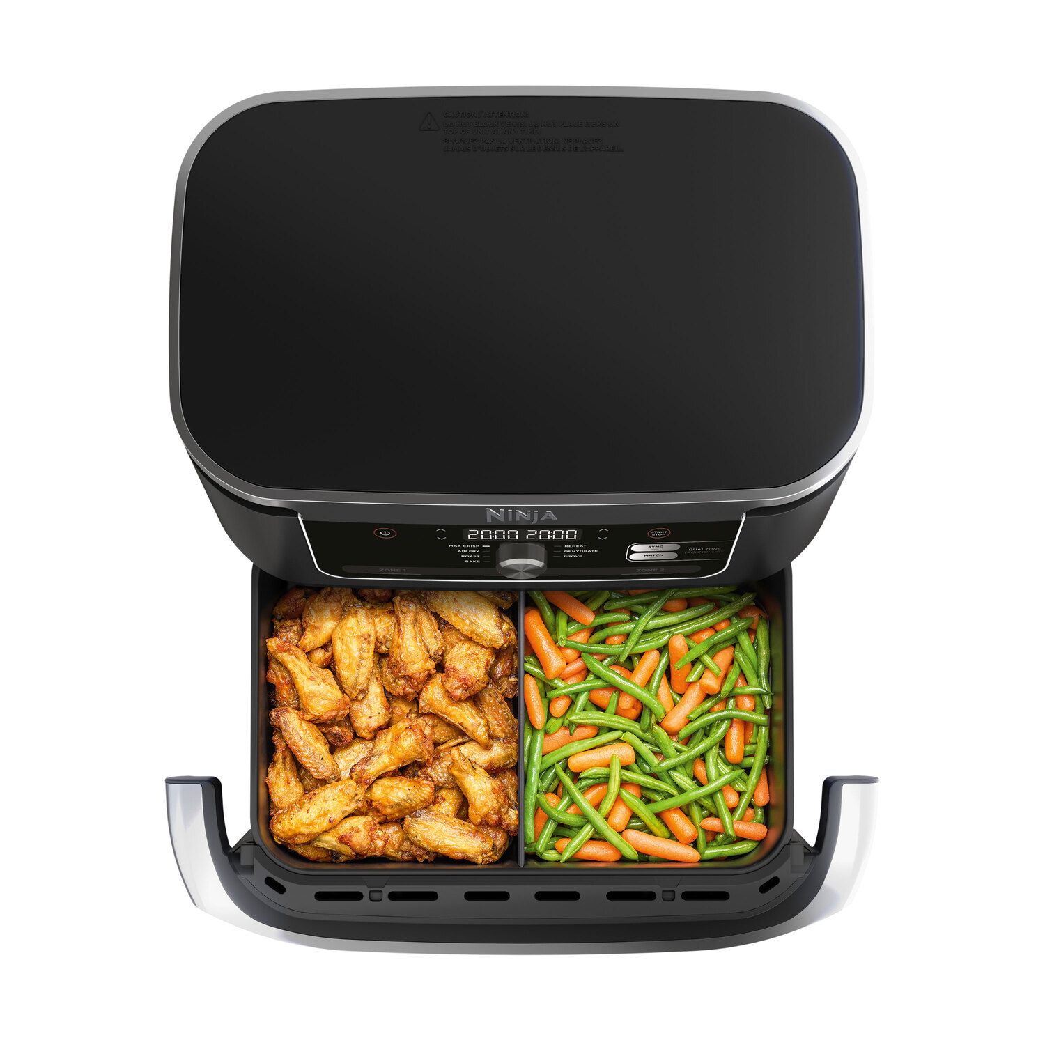 Een airfryer met twee compartimenten met kippenvleugels en sperziebonen.