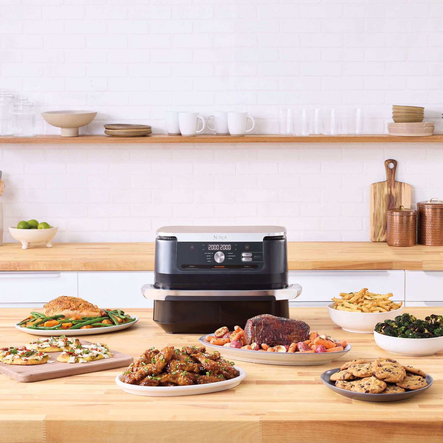 Ninja airfryer met eten. Inclusief pizza, groenten, friet, koekjes. Keuken setting.