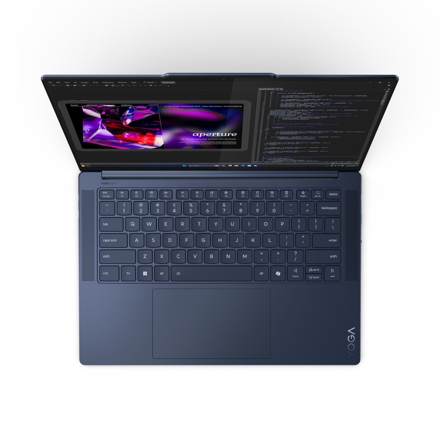 Laptop open, toetsenbord zichtbaar. Scherm toont codeerinterface. Witte achtergrond.