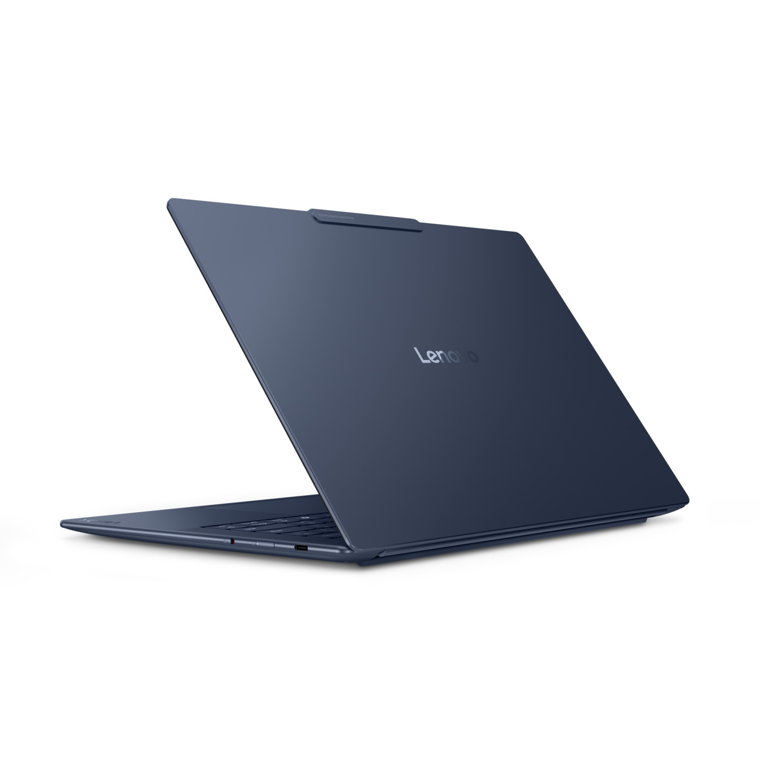 Blauwe laptop op witte ondergrond, iets open, met Lenovo logo.
