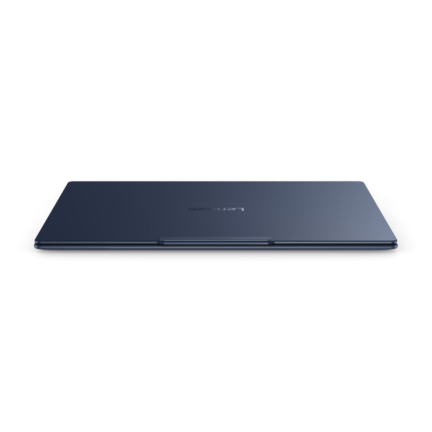 Een gesloten donkerblauwe Lenovo-laptop op een witte achtergrond.