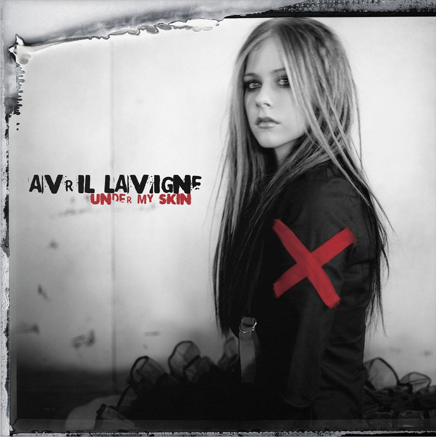 Avril Lavigne album borító, fekete öltözék, piros X. Szöveg "Under My Skin".