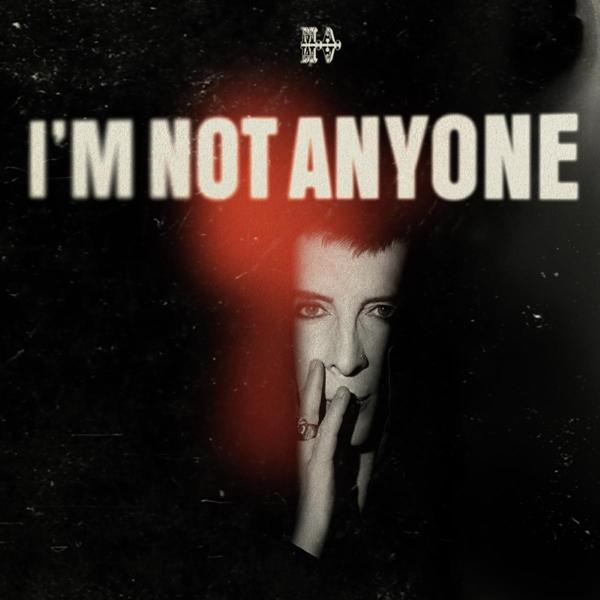 Album borító egy személy arcával, amelyet részben egy piros elmosódás takar, szöveg: "I'M NOT ANYONE".