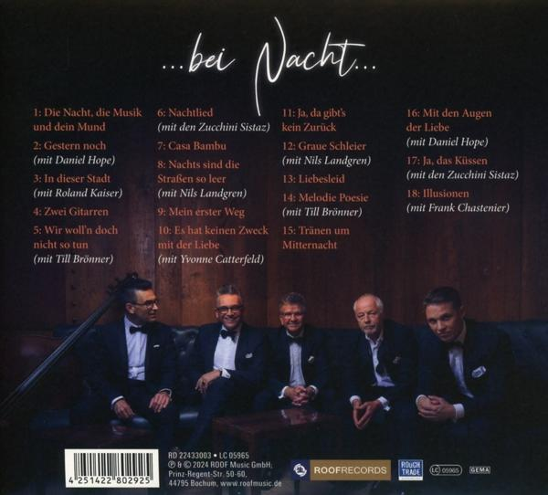 Rückseite einer CD-Hülle mit Text und einem Foto von fünf Männern in Anzügen.