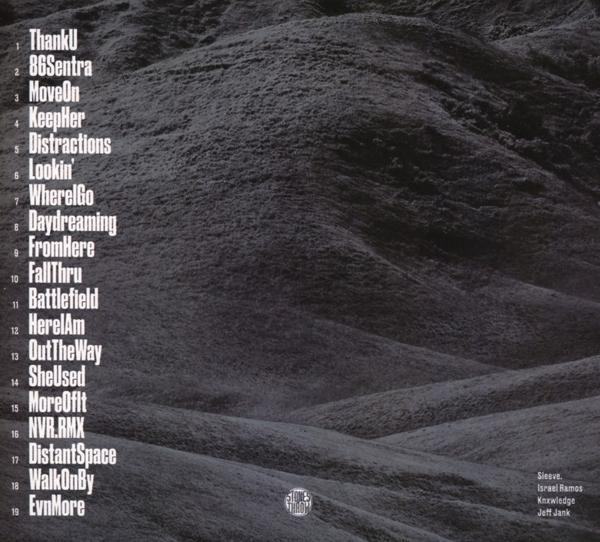 Ein Schwarz-Weiß-Bild eines Hügels mit einer Liste von Songtiteln und Credits.