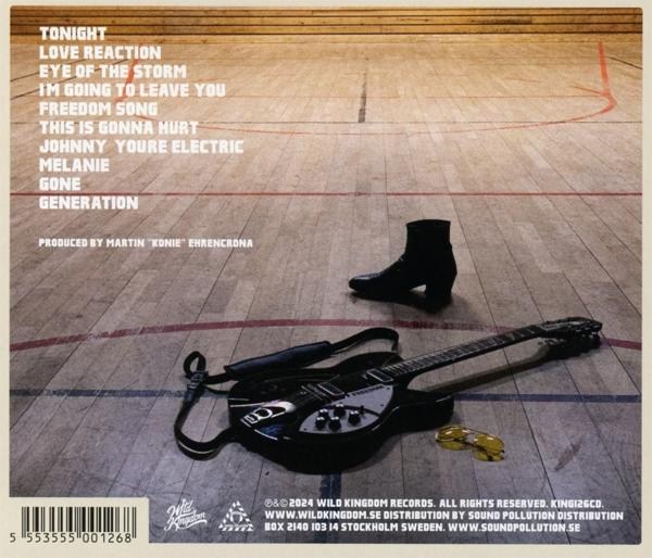 Rückseite einer CD mit Titelliste, einer Gitarre und einem Stiefel auf Holz.