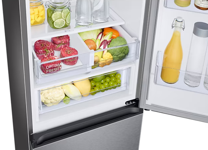 Lodówka z pustymi półkami.