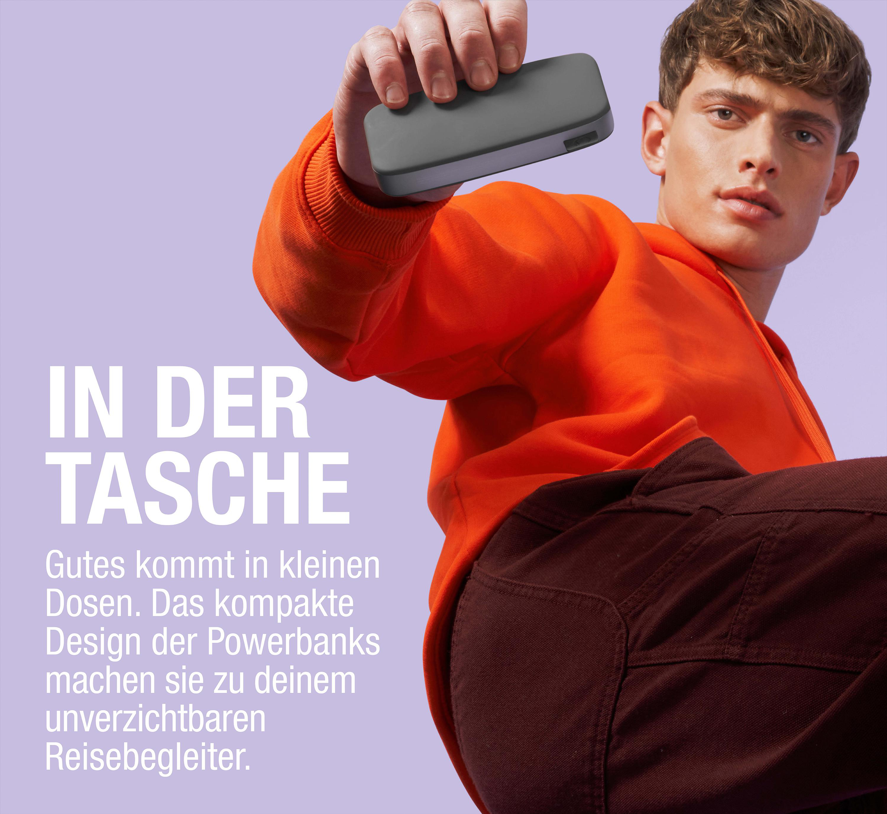 Ein Mann hält eine graue Powerbank. Der Text lautet 'IN DER TASCHE' und darunter steht deutscher Text.