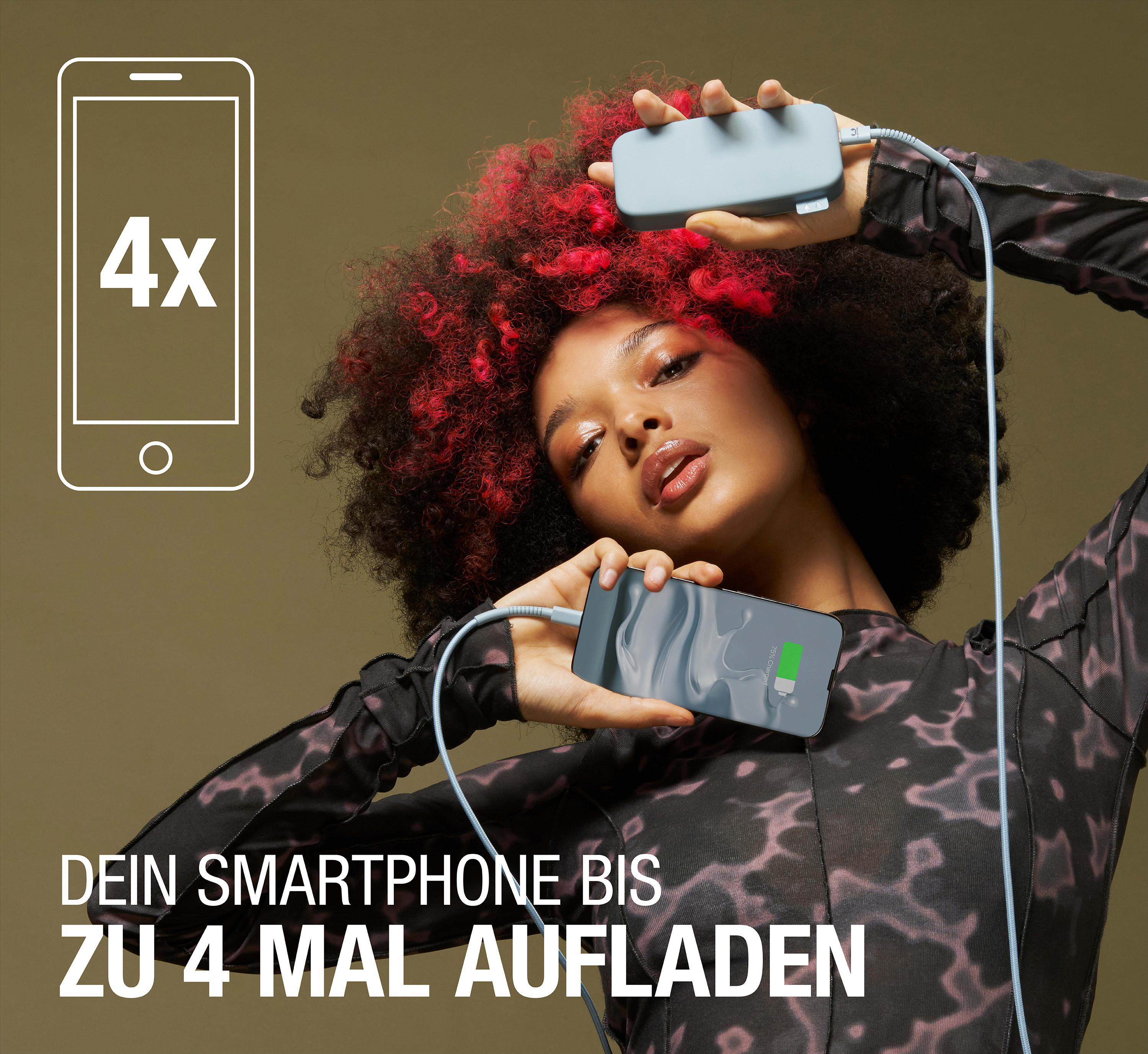 Eine Person hält ein Telefon und lädt ein anderes auf. Der Text lautet: 'Laden Sie Ihr Telefon bis zu 4 Mal'.