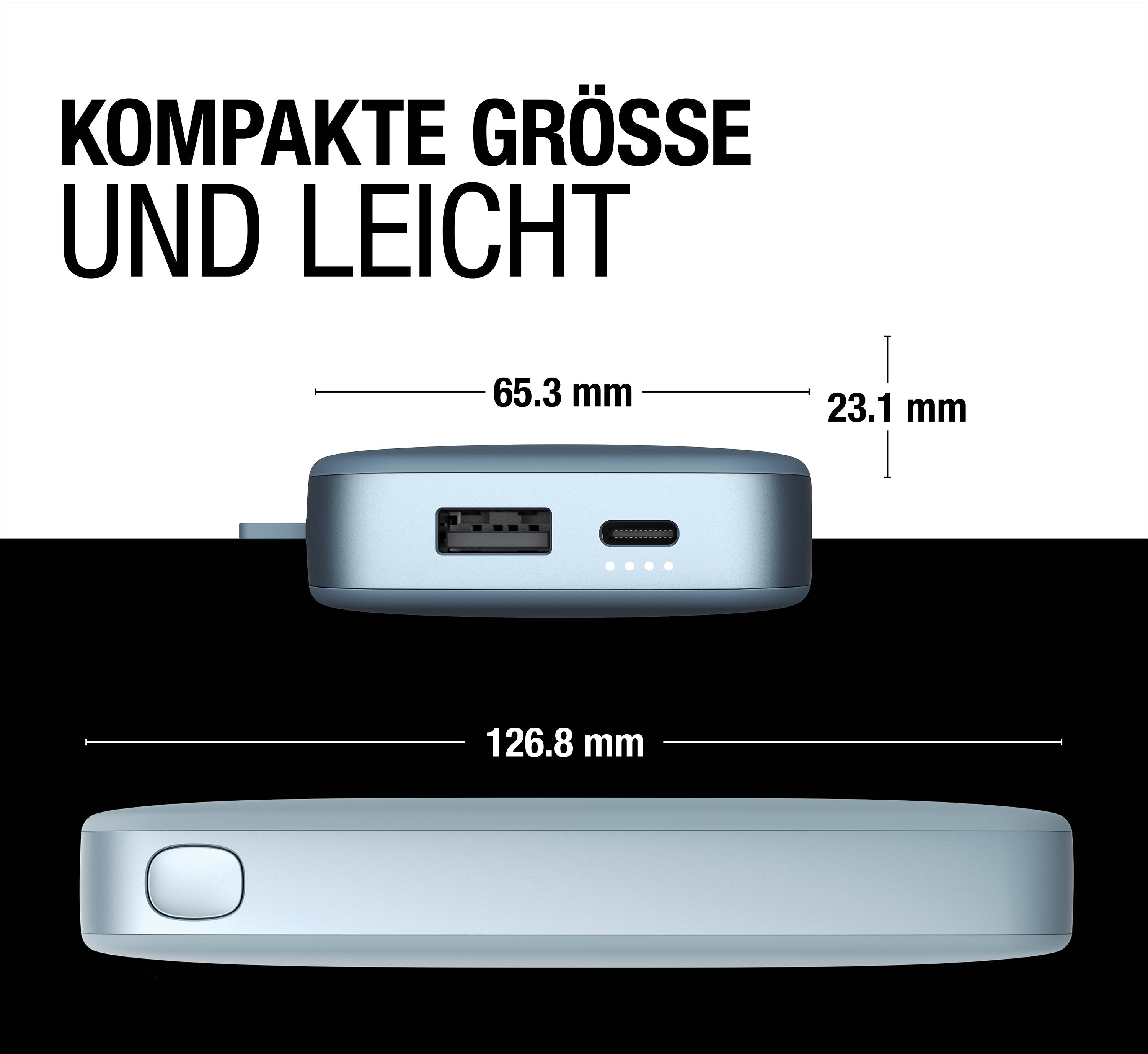 Eine kleine, hellblaue Powerbank mit USB- und USB-C-Anschluss, mit Maßen.